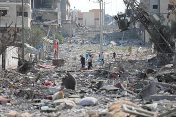 Gaza, storia di Somaya incinta e sfollata: “Beviamo acqua di mare, dove partorirò?”