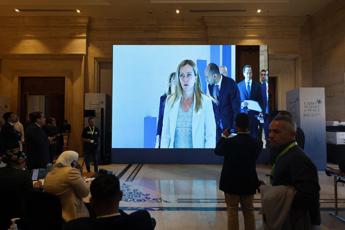 Giorgia Meloni al Cairo al summit per la pace. Al Sisi: “Israele e Palestina, servono due Stati”