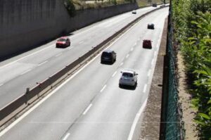 In fuga sulla Pontina con figlia, suoceri le portano via la bimba: arrestati