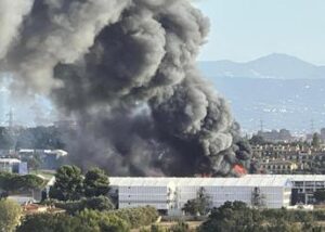 Incendio oggi a Roma, tribuna Ryder Cup in fiamme: nube di fumo