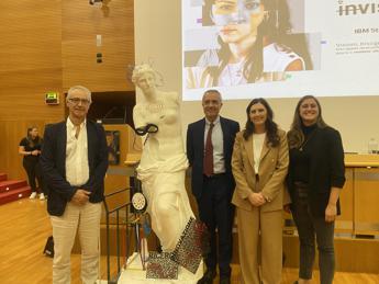 Indagine, 20% giovani ansiosi e depressi, ‘colpa’ di solitudine e troppi social