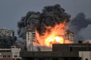 Israele, Khamenei nega ruolo Iran ma elogia “menti attacco” Hamas