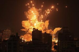 Israele, raid in corso su Gaza: “Colpiti 800 obiettivi Hamas”. Oltre 700 morti