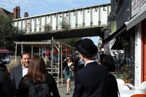 Londra, attacco a ristorante kosher: porta sfondata con bombola gas