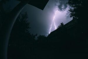 Maltempo, oggi allerta meteo arancione su Liguria e Toscana per temporali