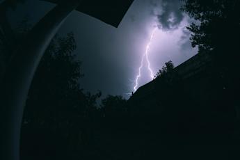 Maltempo, oggi allerta meteo arancione su Liguria e Toscana per temporali