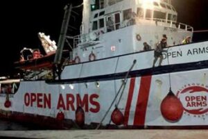 Migranti, fermo amministrativo e multa per Open Arms