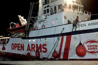 Migranti, fermo amministrativo e multa per Open Arms