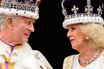 Quanto è difficile regnare… Carlo non piace. E Camilla?