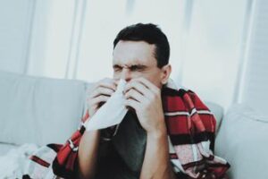 Raffreddore mette ko gli italiani. Bassetti: “Quasi peggio del Covid di oggi”