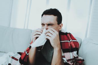 Raffreddore mette ko gli italiani. Bassetti: “Quasi peggio del Covid di oggi”