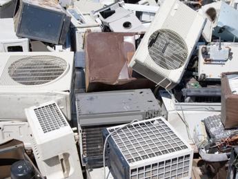 Rifiuti, Altroconsumo-Erion: in Italia più di 1 Raee su 3 sfugge alla corretta filiera