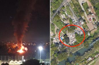 Roma, incendio in una discarica abusiva