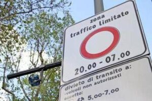 Roma, scoperti furbetti della Ztl: ecco come truccavano le targhe
