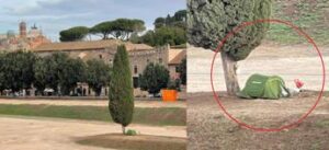 Roma senza regole, camping al centro: spunta tenda al Circo Massimo