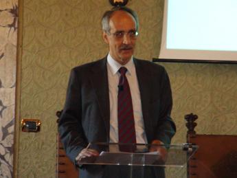 Salario minimo, Ichino: “Senza idee chiare rinvio non è sbagliato, ma contrattazione non basta”