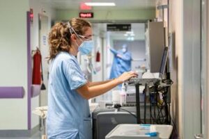 Sanità, infermieri: “Anziani e malati cronici a rischio fragilità digitale, noi in campo”
