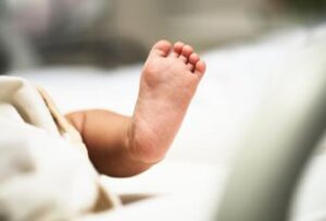 Sassari, neonato abbandonato in strada: madre arrestata per tentato omicidio