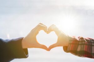 Sesso, la prima volta arriva più tardi: l’indagine sull’età