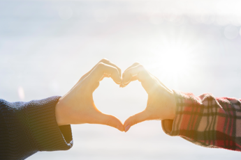 Sesso, la prima volta arriva più tardi: l’indagine sull’età