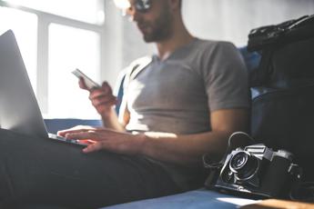 Tecnostress, 8 italiani su 10 incollati a smartphone e pc: come difendersi