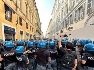 Torino, disordini a corteo e scontri con la polizia