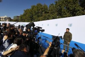 Ucraina, Giorgia Meloni incontra Zelensky a Granada: “Sostegno continuo Italia”