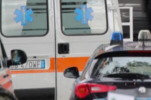 Venezia, lancia figlia di 5 anni da terrazzo e tenta suicidio