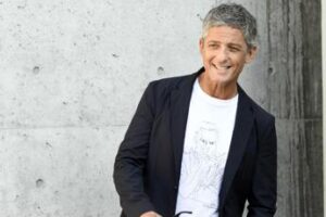 ‘Viva Rai2’, Fiorello nella nuova sede: il balletto degli operai – Video