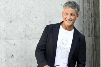 ‘Viva Rai2’, Fiorello nella nuova sede: il balletto degli operai – Video