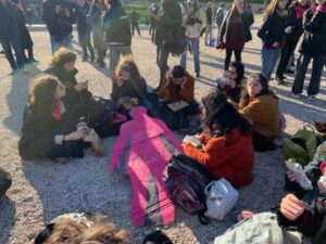 25 novembre, corteo a Roma contro la violenza sulle donne: “Siamo tutte Elena Cecchettin”