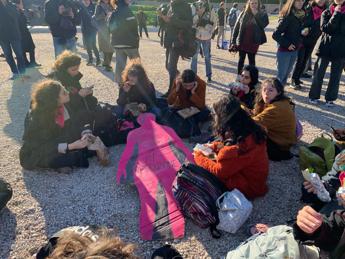 25 novembre, corteo a Roma contro la violenza sulle donne: “Siamo tutte Elena Cecchettin”