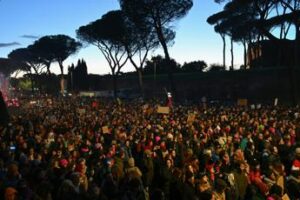 25 novembre, donna con bandiera Palestina aggredita al corteo a Roma