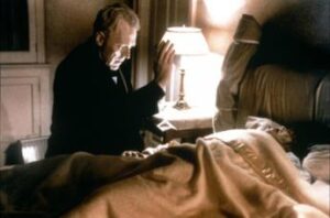 AAA Esorcisti cercansi, l’Sos dell’associazione nazionale: “Sempre meno (e anziani) i cacciatori del maligno”