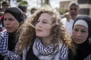 Ahed Tamimi, l’icona della protesta palestinese tra i detenuti che Israele potrebbe liberare