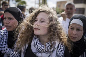 Ahed Tamimi, l’icona della protesta palestinese tra i detenuti che Israele potrebbe liberare