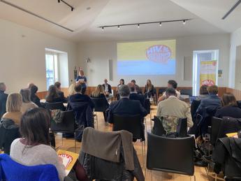 Aids, 4 pazienti su 10 scoprono infezione per caso, al via campagna contro stigma