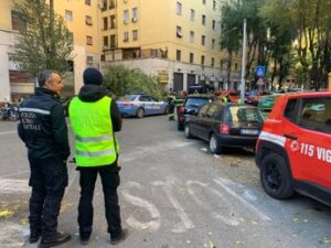 Alberi e rami caduti per il forte vento a Roma, morta una donna a Monteverde