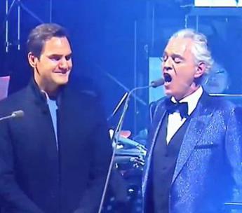 Andrea Bocelli canta per Federer, Roger si commuove – Video