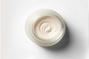 Aumentano consumi creme anti-age, +5,7% nel 2022