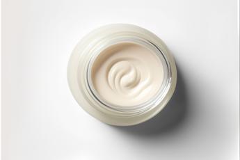 Aumentano consumi creme anti-age, +5,7% nel 2022