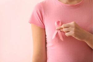 Cancro al seno in donne con protesi mammaria, lo studio: “Sì a ricostruzione immediata”