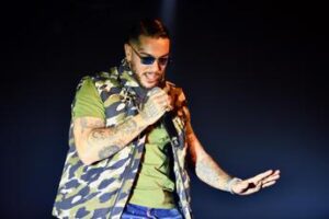 Capodanno con Emis Killa a Ladispoli, è polemica. Il sindaco: “Mentalità da paesello”