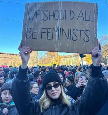 Chiara Ferragni al corteo contro la violenza sulle donne: “Dovremmo essere tutti femministi”