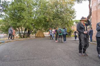 Colosseo, la denuncia di Rocca (FdI): ”Tende, indumenti e rifiuti, zona nel degrado”