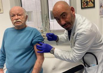 Covid, Bassetti vaccina Gino Paoli: “Esempio per altri over 80”