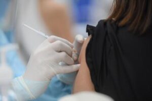 Covid Italia, vaccini anche in ospedale per i fragili
