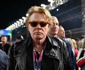 Ex modella Penthouse accusa Axl Rose dei Guns n’ Roses: “Mi ha stuprata”