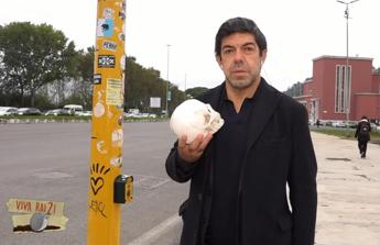 Favino recita Shakespeare ai semafori, l’esilarante sketch da Fiorello a ‘VivaRai2!’