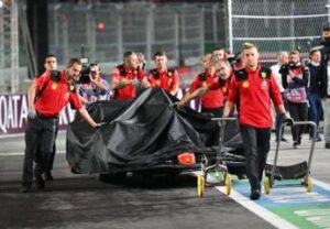 Ferrari di Sainz distrutta da un tombino a Las Vegas: “Inaccettabile” – Video
